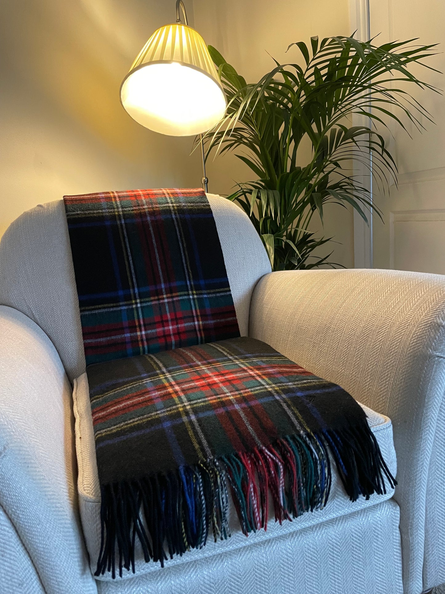 LAMBSWOOL TARTAN THROW - BLACK STEWART