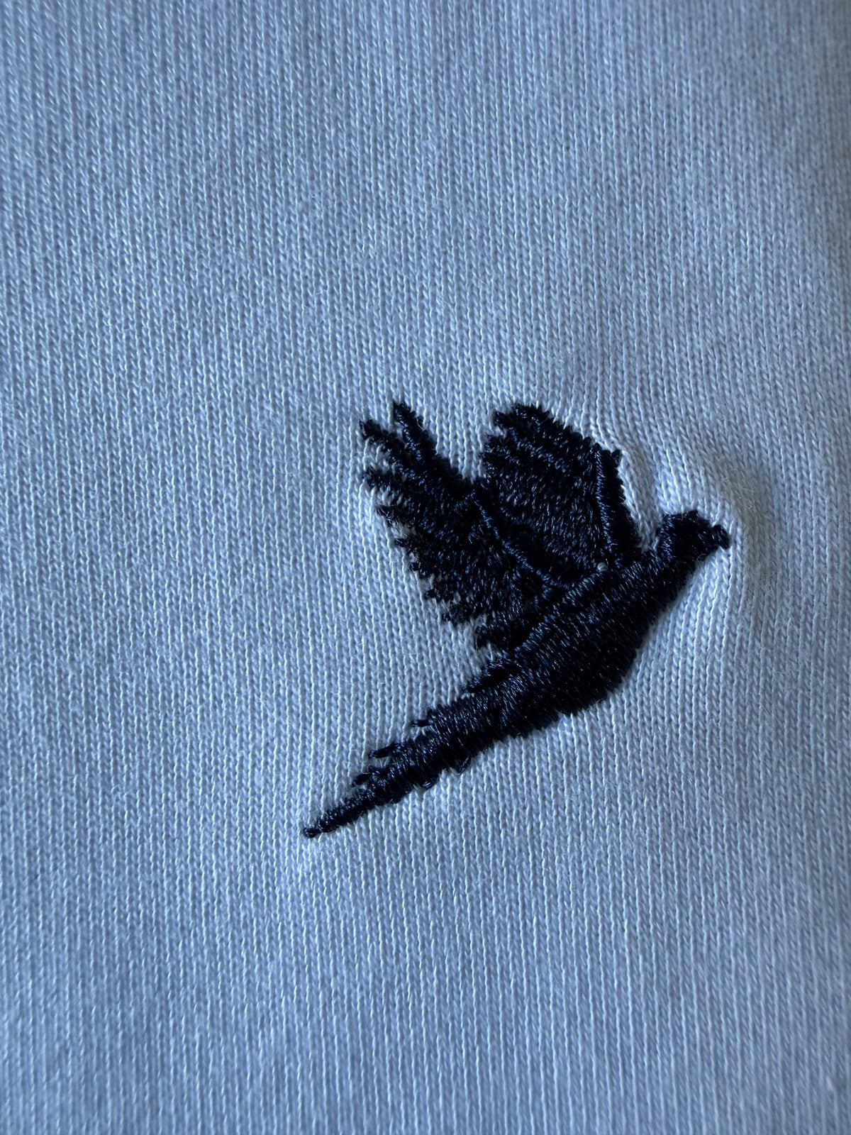 MEN'S WHITE T SHIRT WITH EMBROIDERED NAVY PHEASANT INSIGNIA
